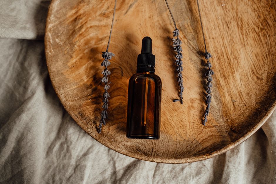 Prírodné rastlinné oleje NaturaOlej rozložené na drevenom stole